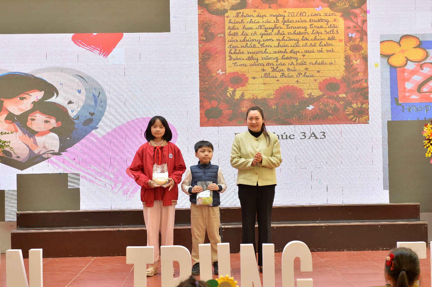 A group of people standing on a stage

AI-generated content may be incorrect.