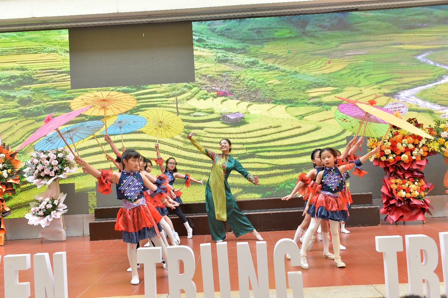 A group of children dancing on a stage

AI-generated content may be incorrect.