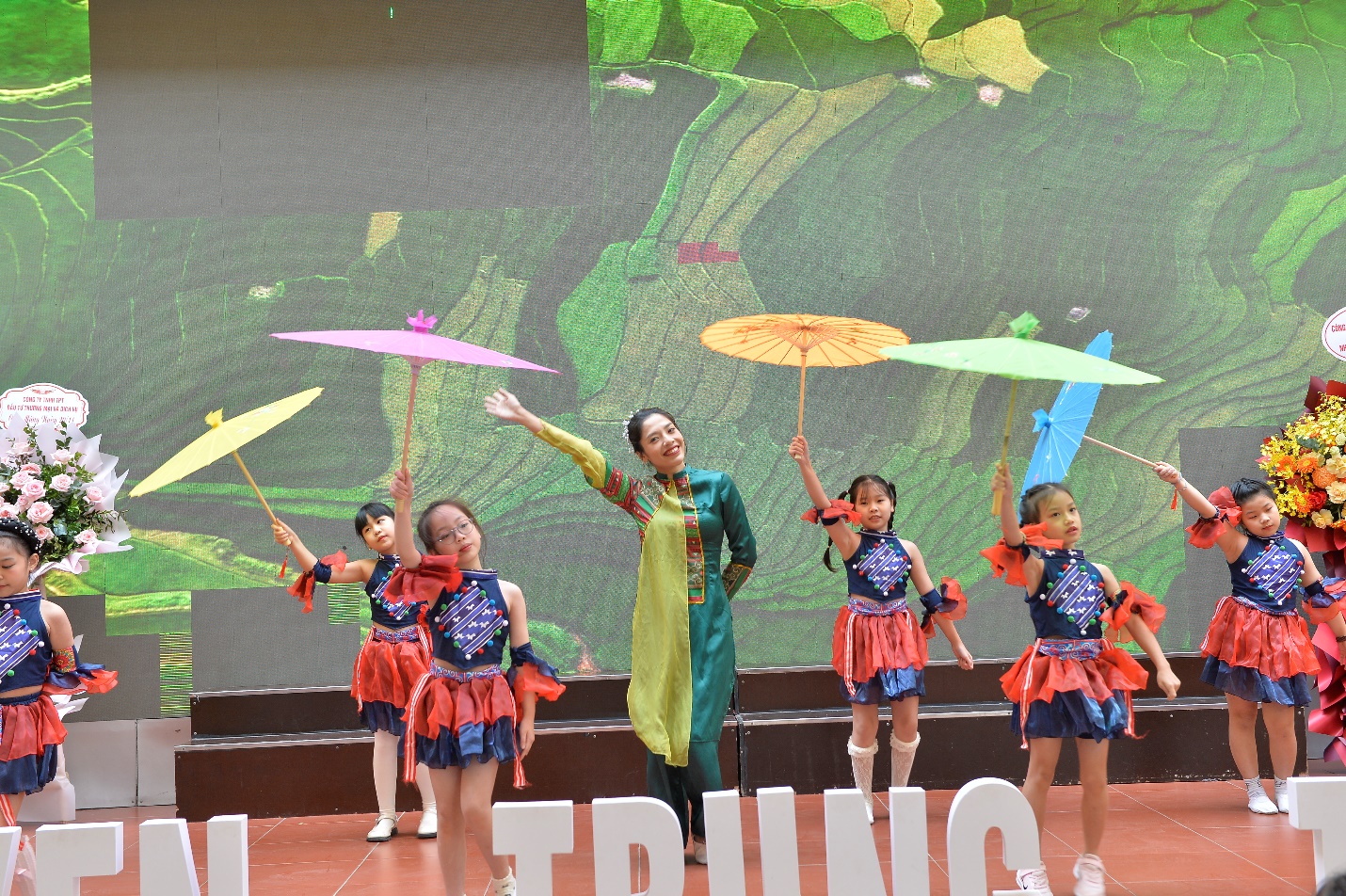 A group of children dancing with umbrellas

AI-generated content may be incorrect.