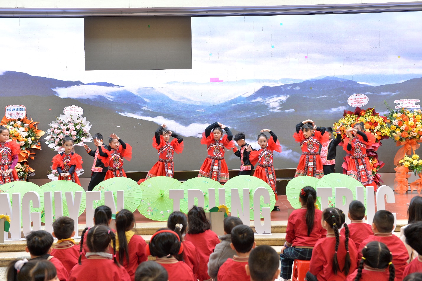 A group of children on a stage

AI-generated content may be incorrect.