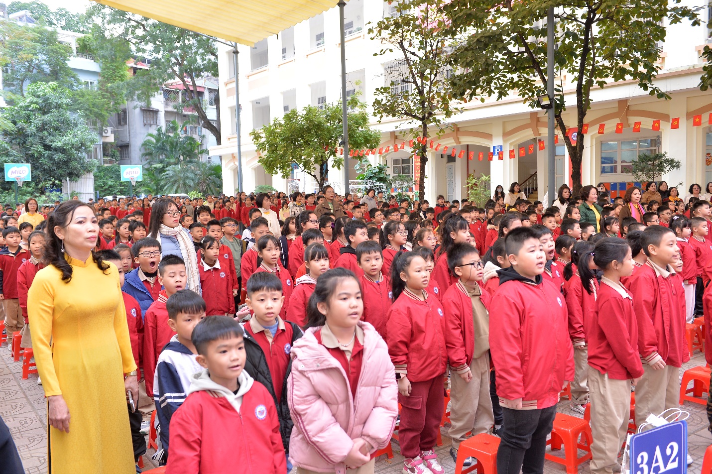 A group of children in red jackets

AI-generated content may be incorrect.