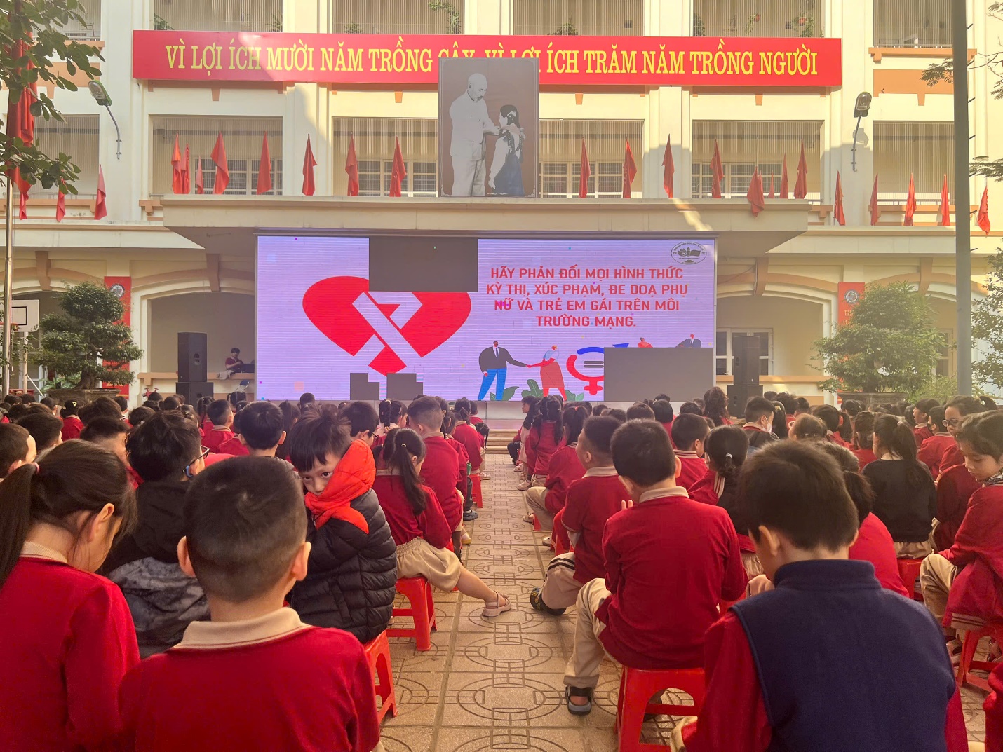A group of children sitting in red chairs
AI-generated content may be incorrect.