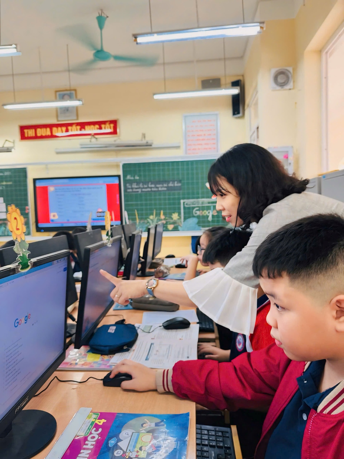 A person pointing at a computer screen

AI-generated content may be incorrect.