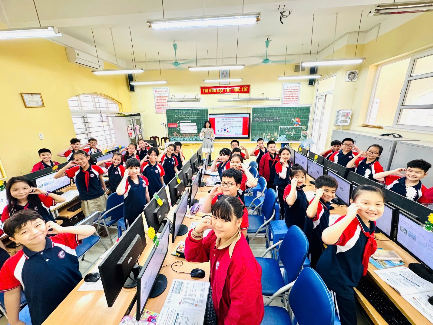 A group of students in a classroom

AI-generated content may be incorrect.