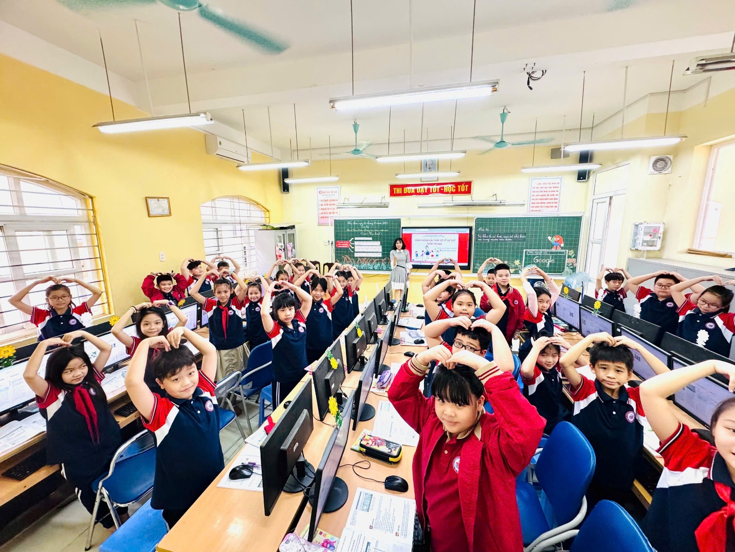 A group of children in a classroom

AI-generated content may be incorrect.