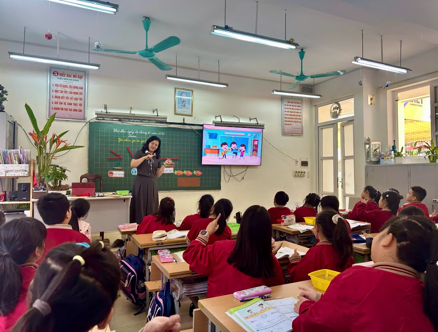 A person standing in front of a classroom with a group of students

AI-generated content may be incorrect.