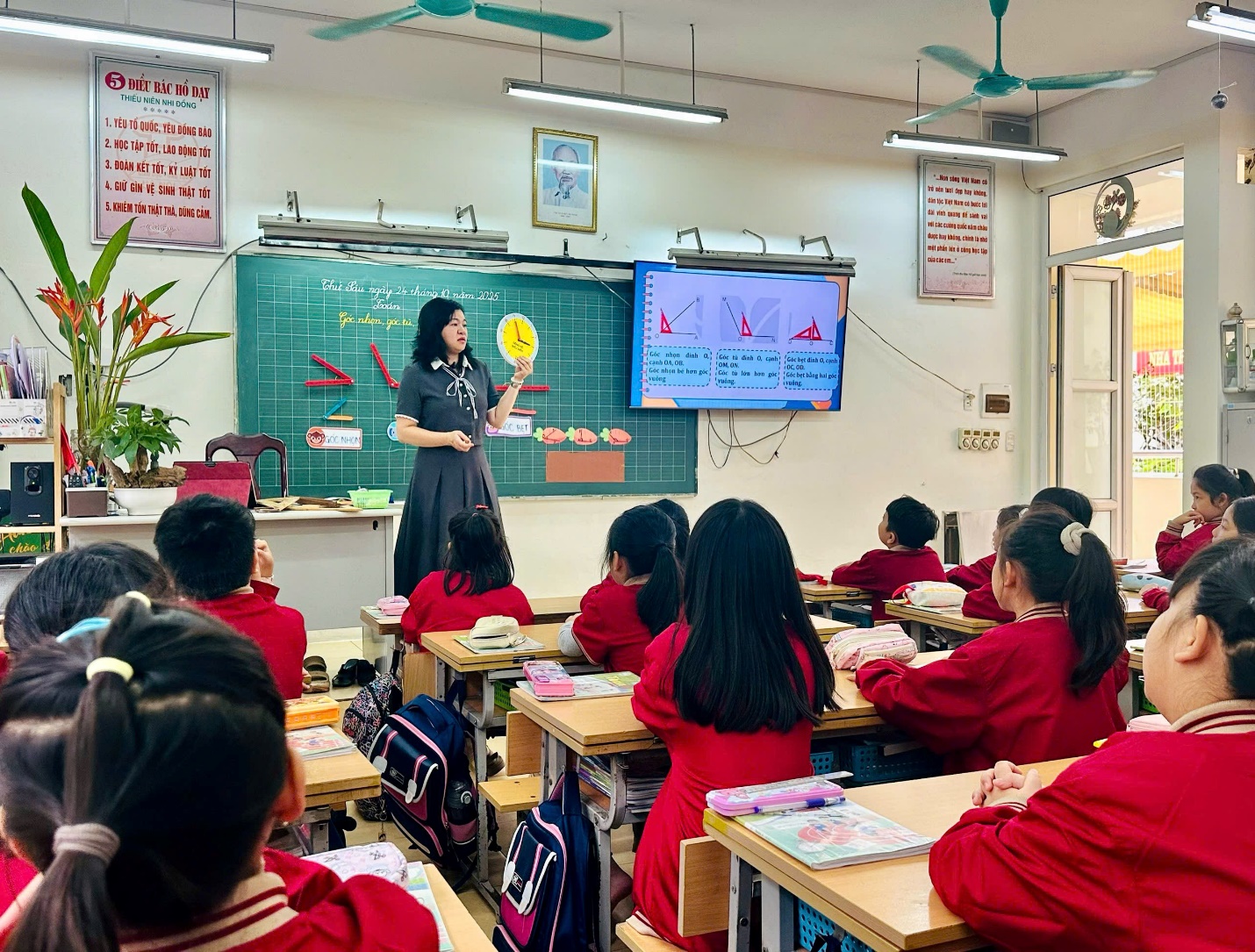 A person standing in front of a classroom with a group of students

AI-generated content may be incorrect.