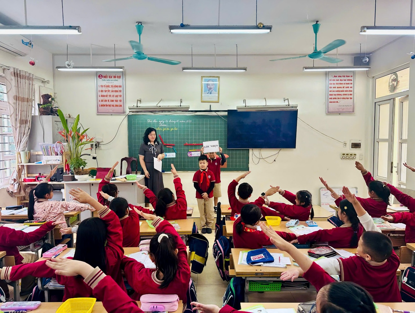 A group of students in a classroom

AI-generated content may be incorrect.