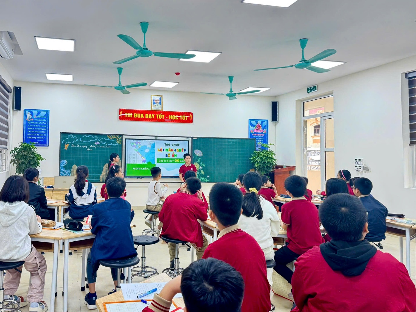 A group of children in a classroom

AI-generated content may be incorrect.