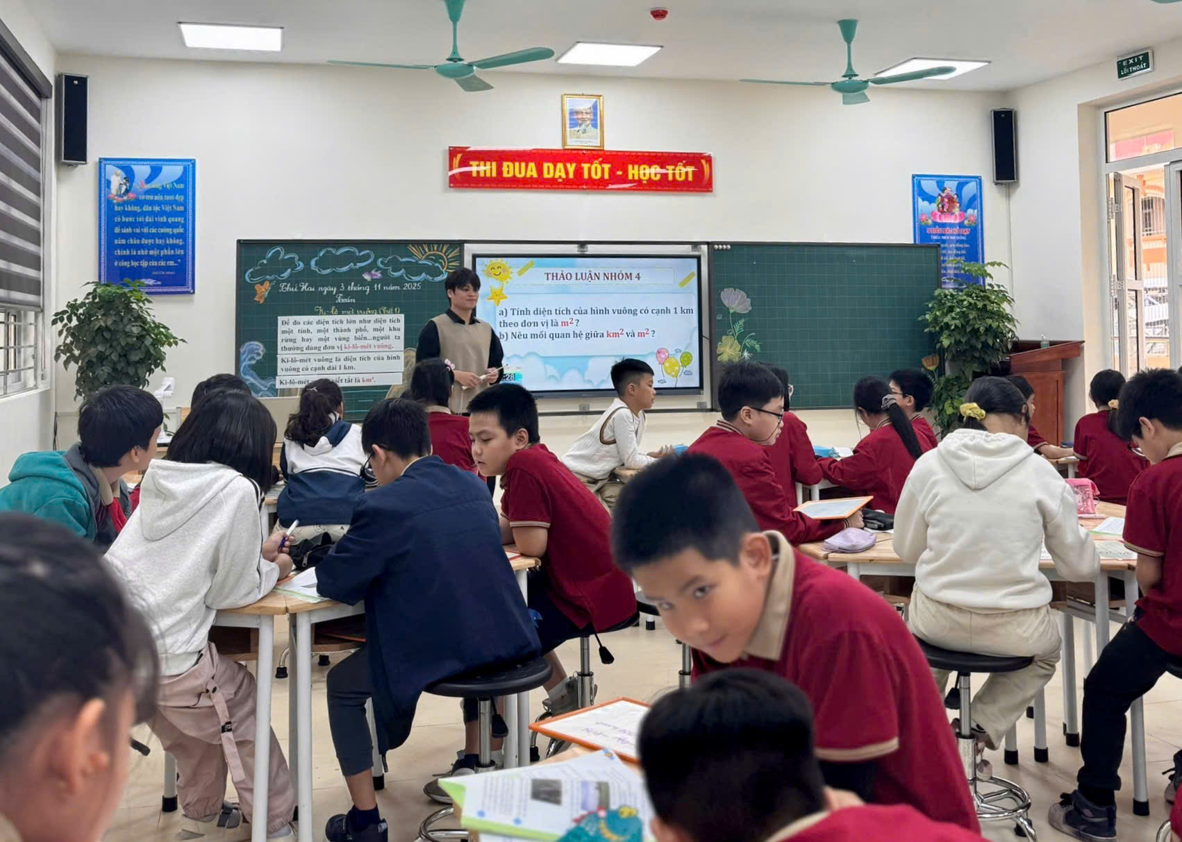 A group of students in a classroom

AI-generated content may be incorrect.