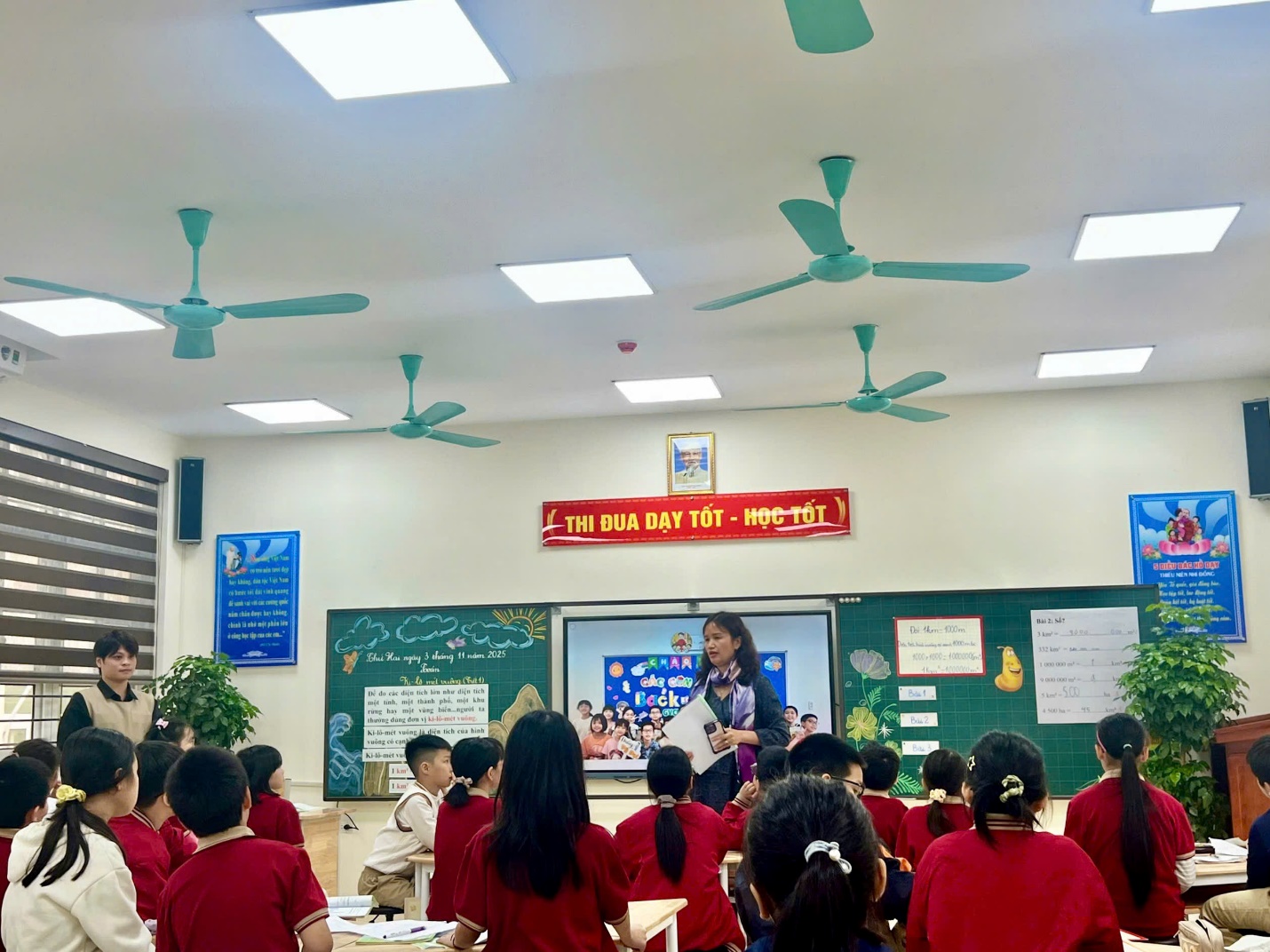 A group of people in a classroom

AI-generated content may be incorrect.