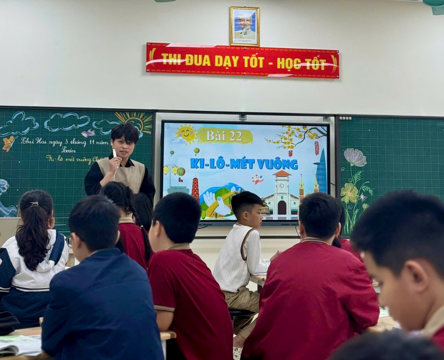 A group of people sitting in a classroom

AI-generated content may be incorrect.