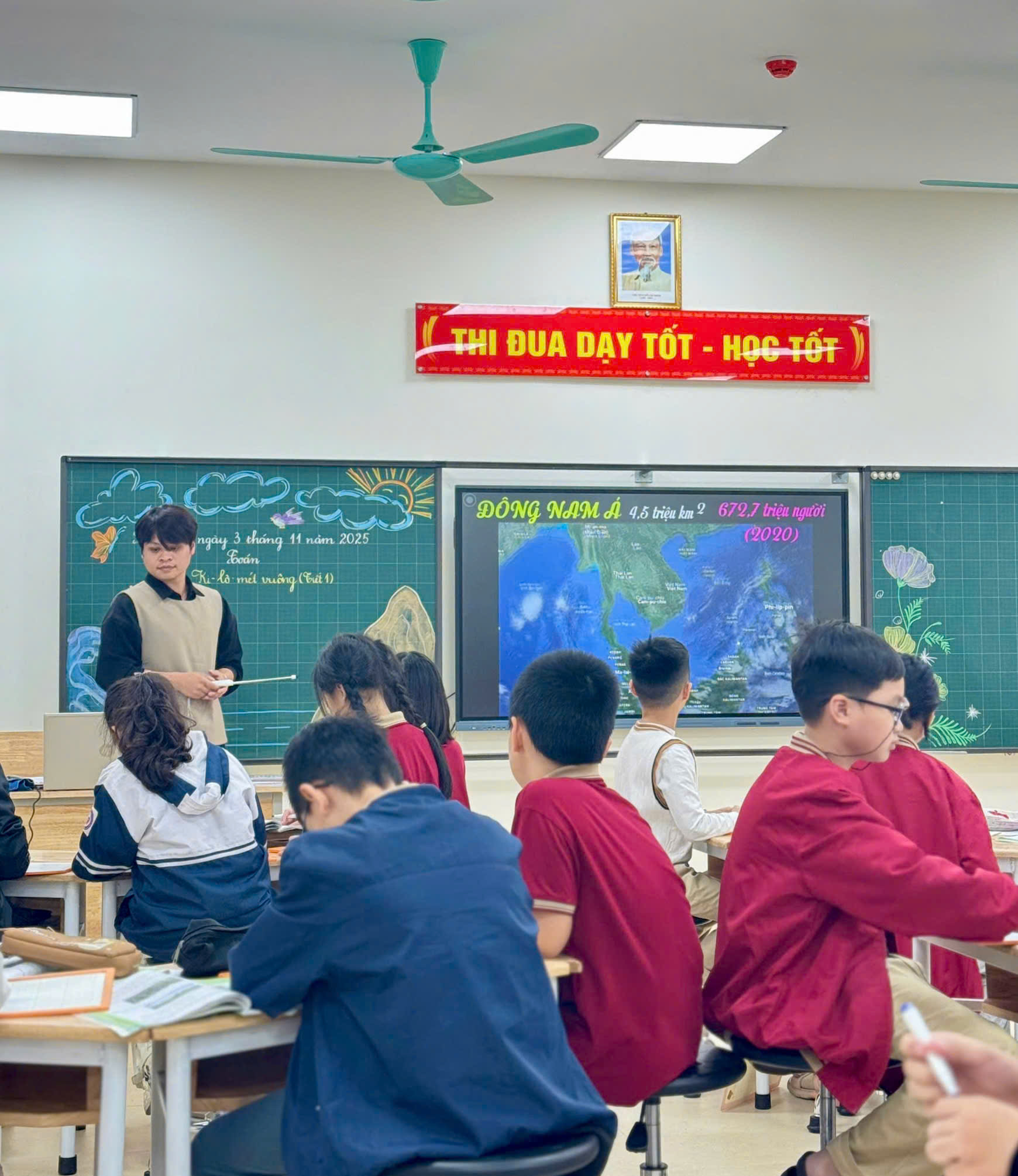 A group of people in a classroom

AI-generated content may be incorrect.