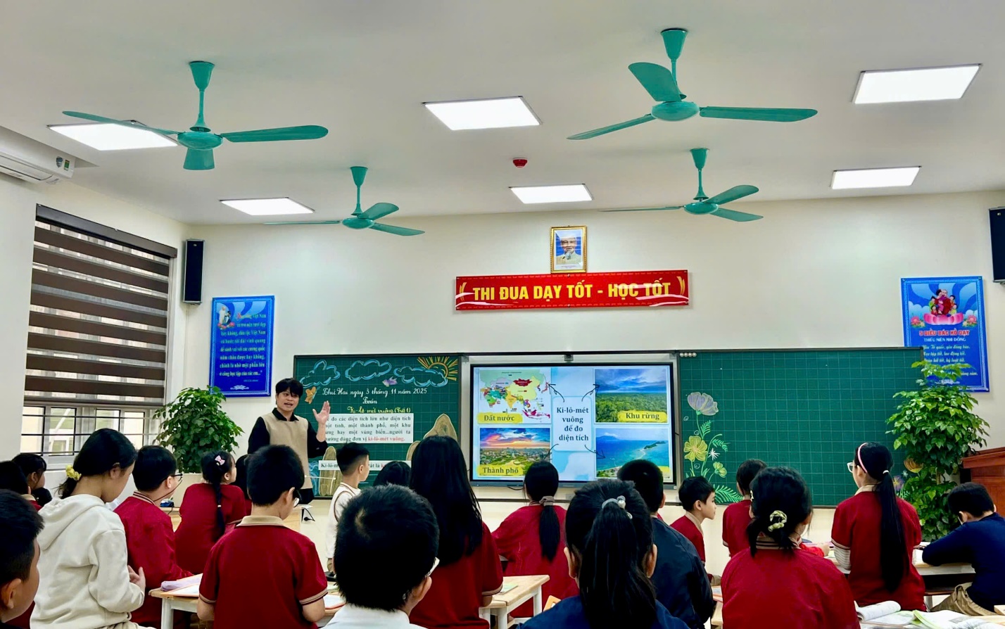 A group of children in a classroom

AI-generated content may be incorrect.