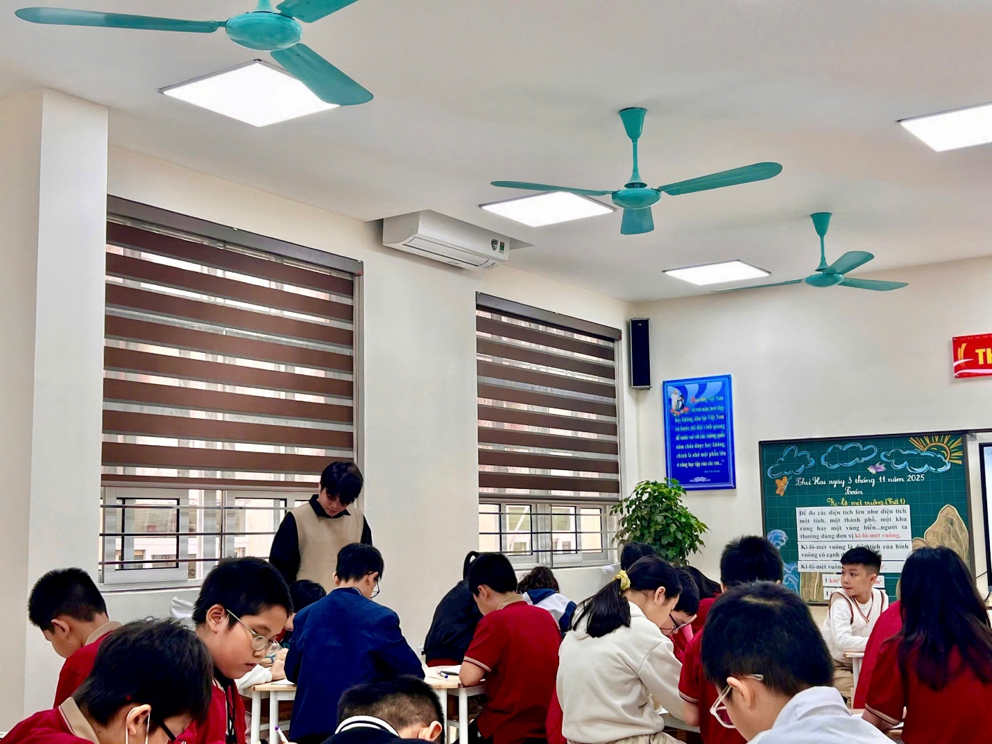 A group of people sitting in a classroom

AI-generated content may be incorrect.