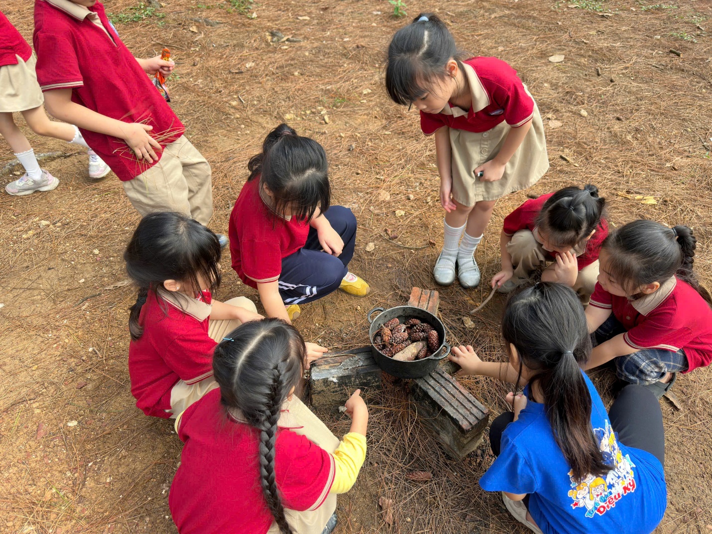 A group of children around a fire

AI-generated content may be incorrect.