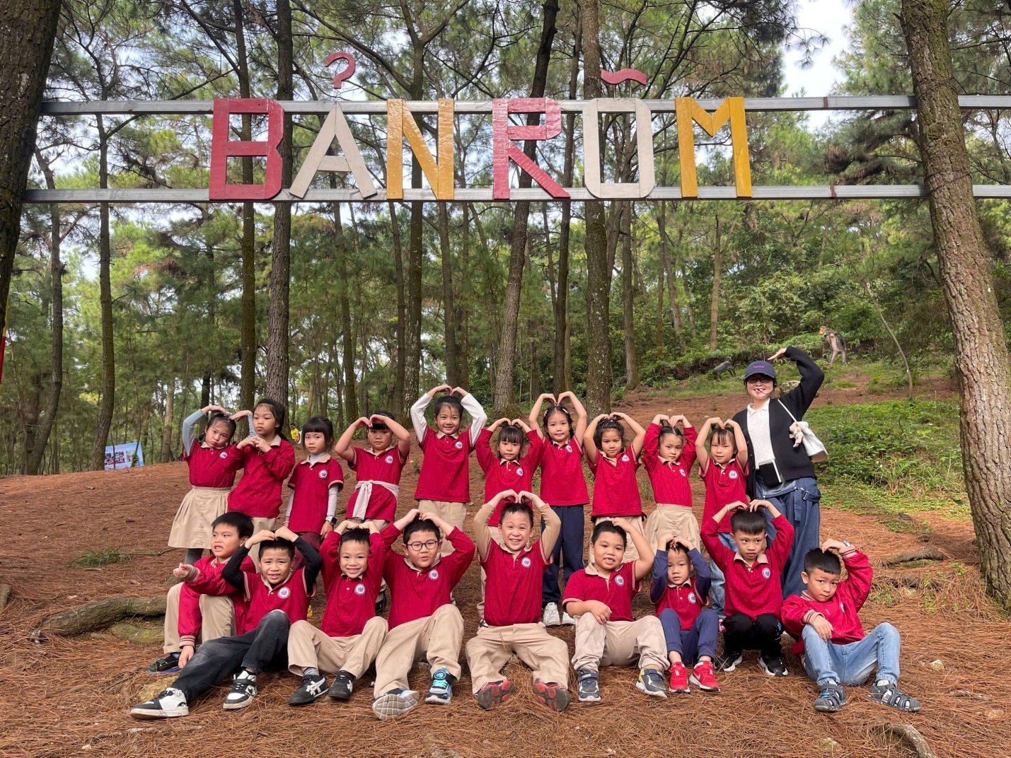 A group of children posing for a photo

AI-generated content may be incorrect.