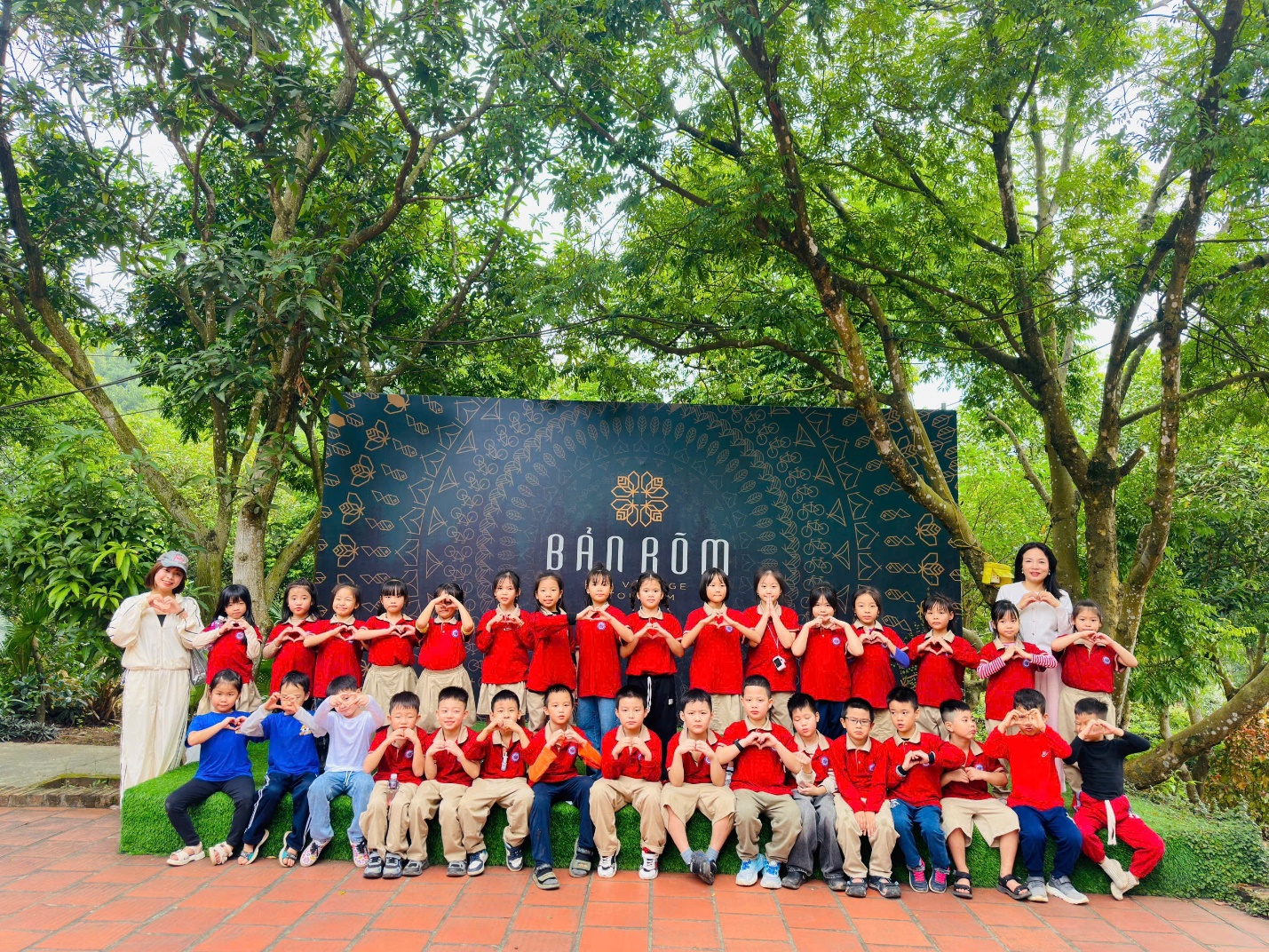 A group of children posing for a photo

AI-generated content may be incorrect.