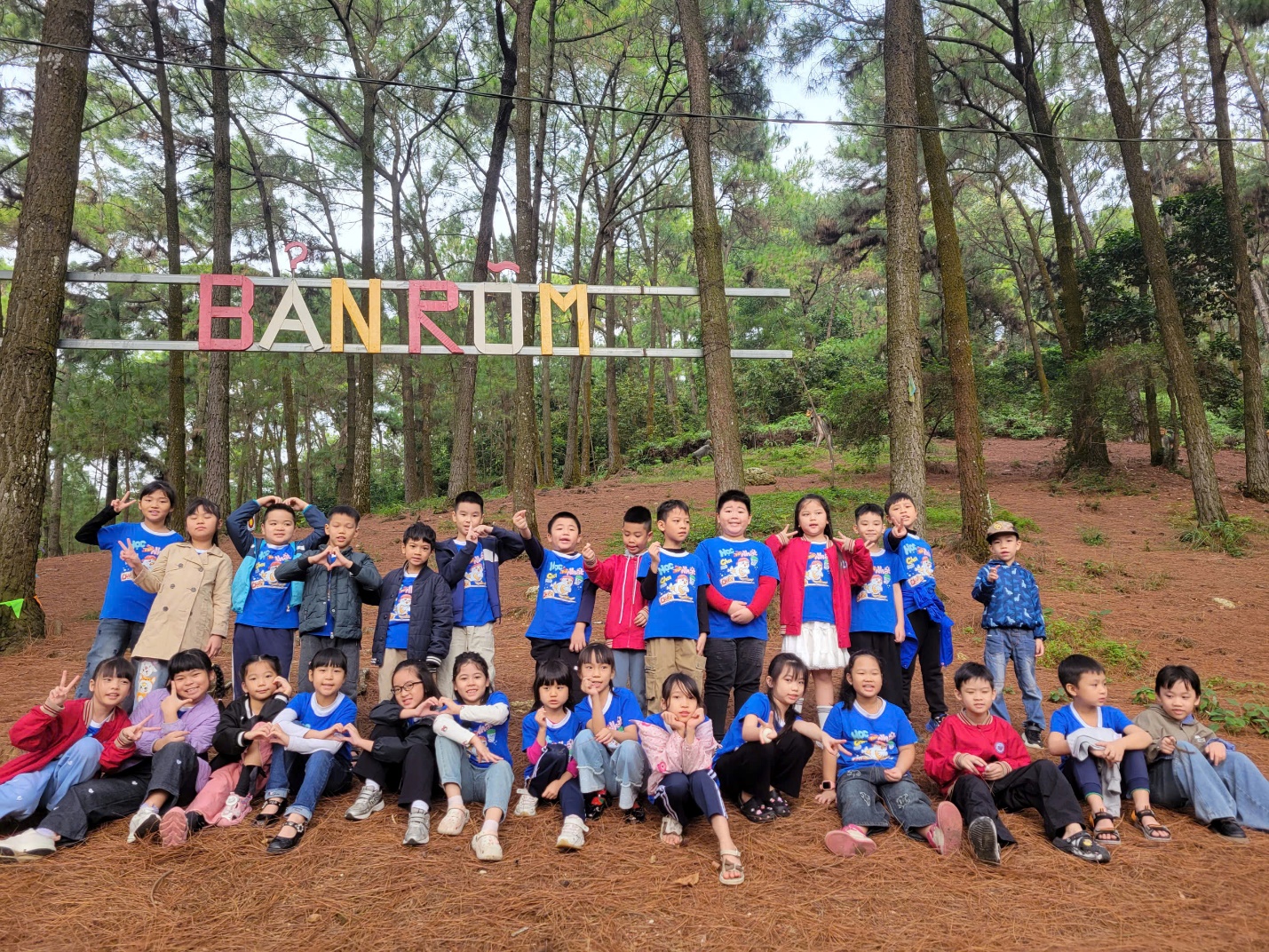 A group of children posing for a photo

AI-generated content may be incorrect.