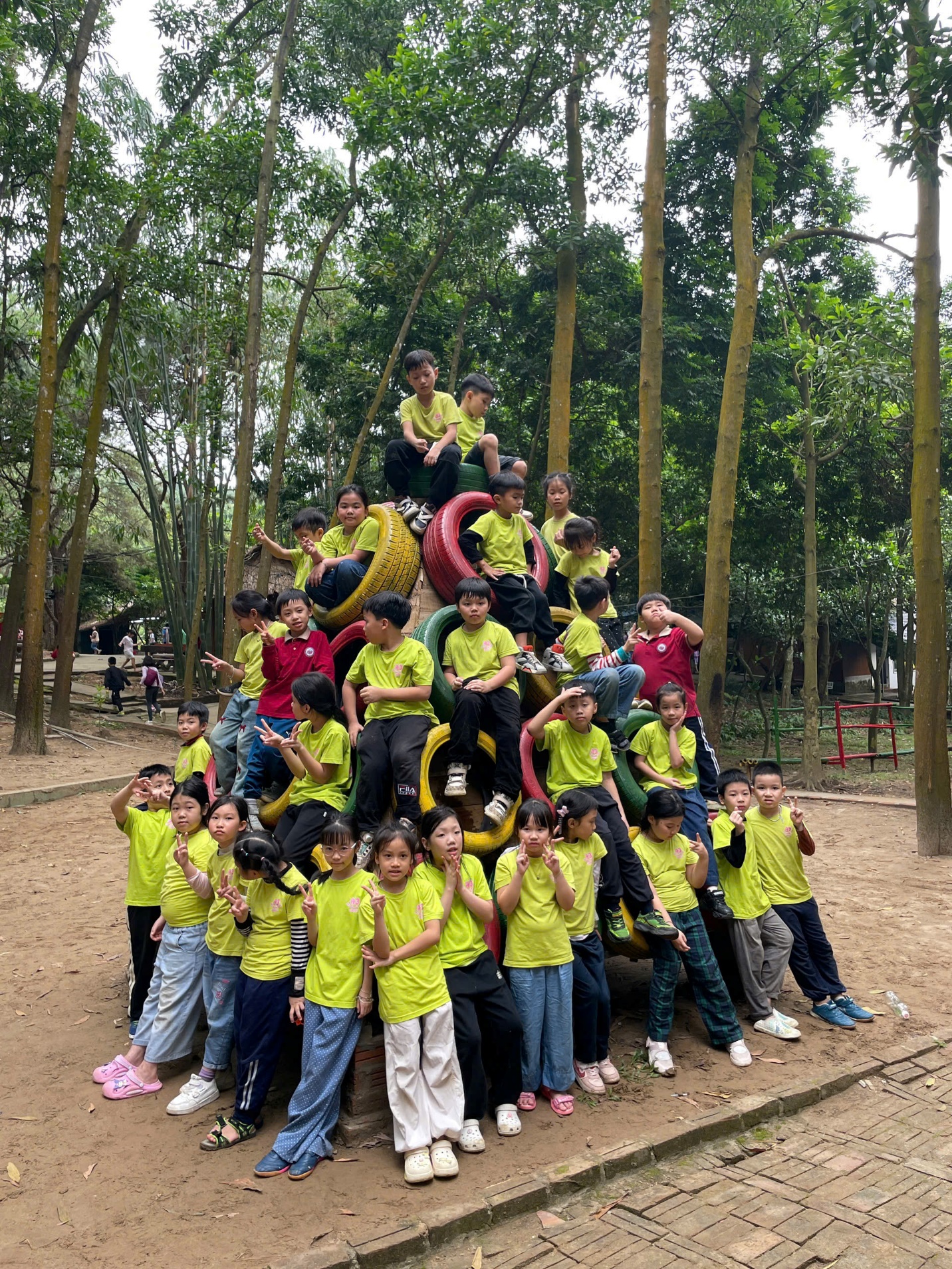 A group of children posing for a picture

AI-generated content may be incorrect.