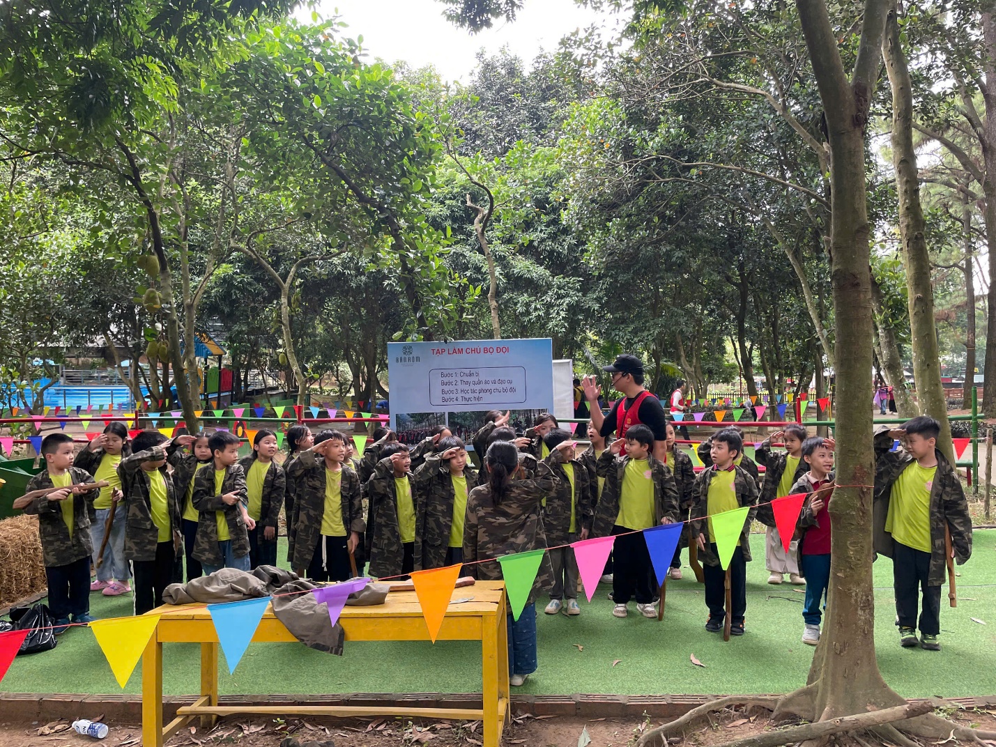 A group of people standing in a line

AI-generated content may be incorrect.