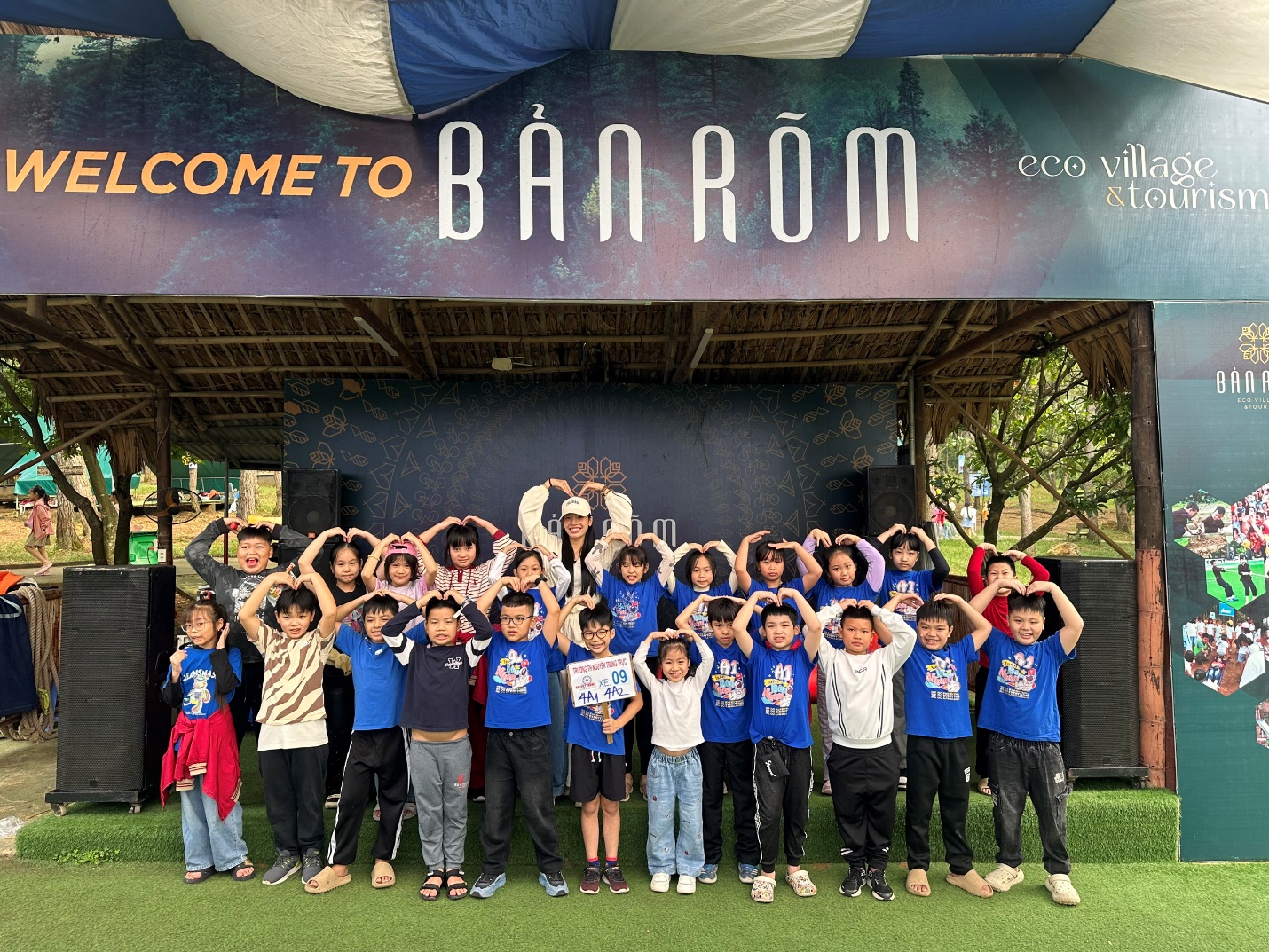 A group of children posing for a photo

AI-generated content may be incorrect.