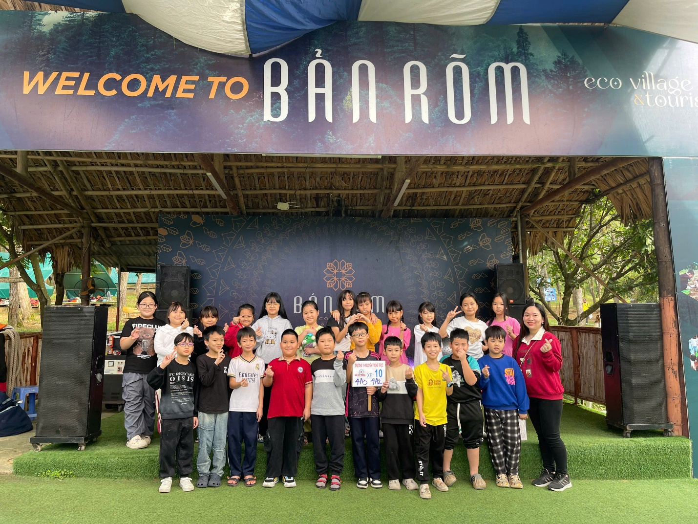 A group of children posing for a photo

AI-generated content may be incorrect.