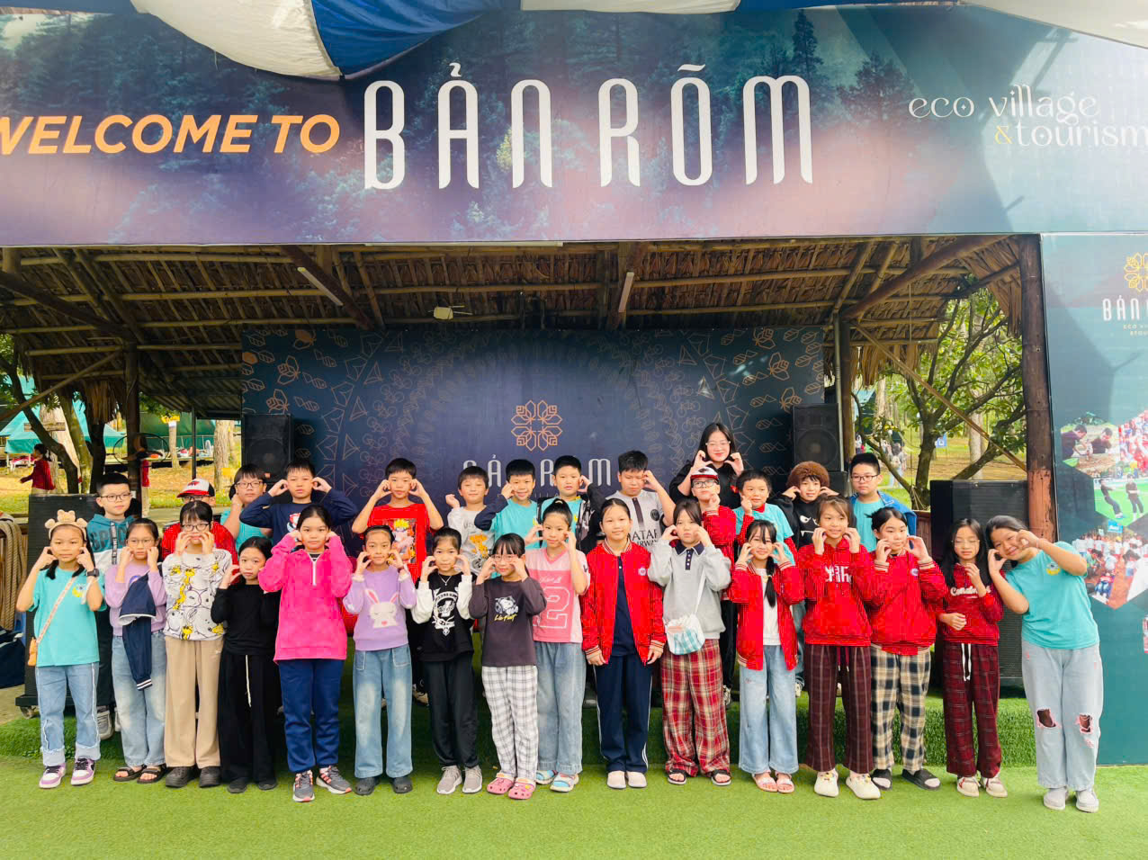 A group of children posing for a photo

AI-generated content may be incorrect.