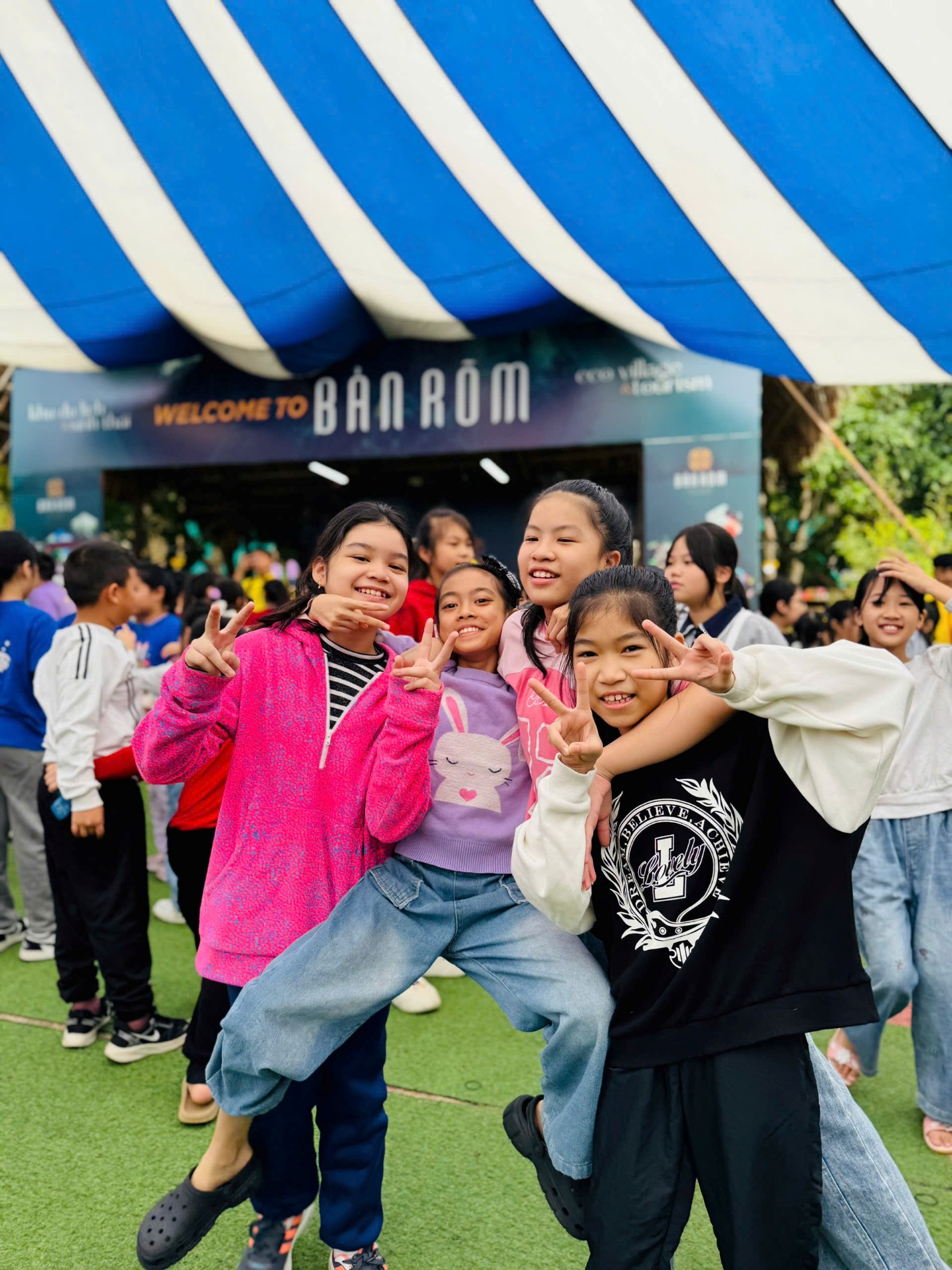 A group of kids posing for a picture

AI-generated content may be incorrect.