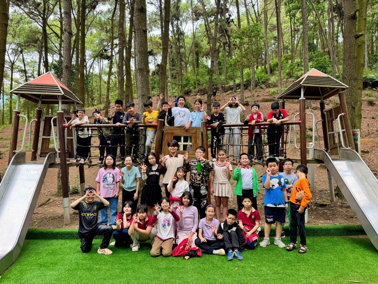 A group of people posing for a photo

AI-generated content may be incorrect.