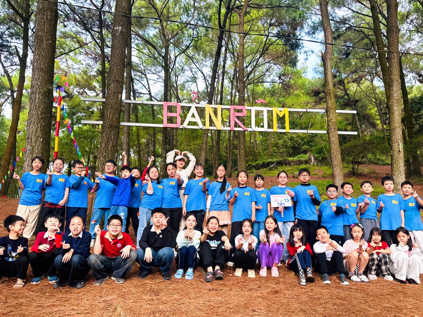 A group of people posing for a photo

AI-generated content may be incorrect.