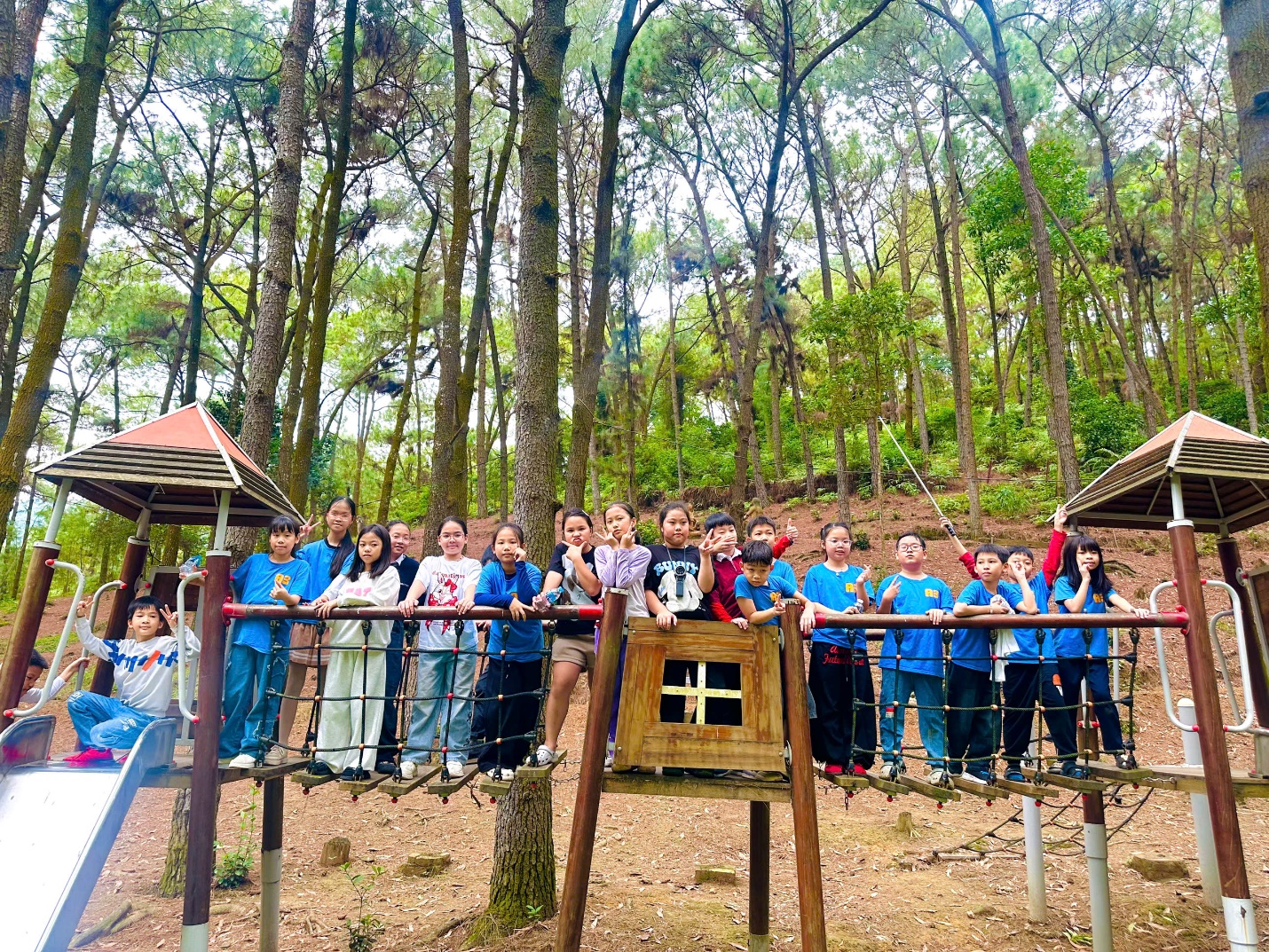 A group of people standing on a bridge

AI-generated content may be incorrect.