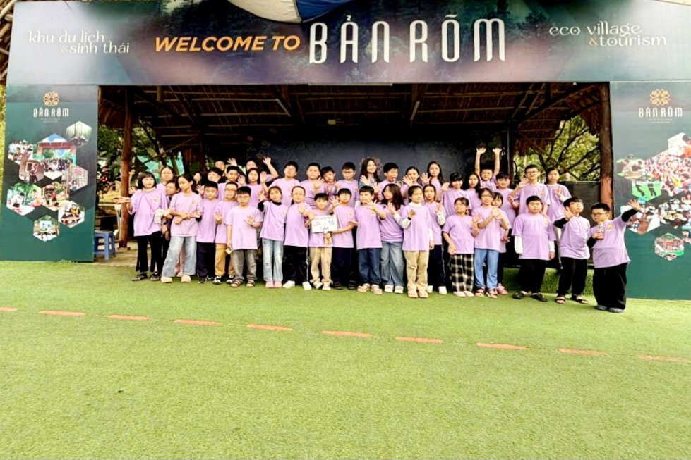 A group of people standing under a sign

AI-generated content may be incorrect.