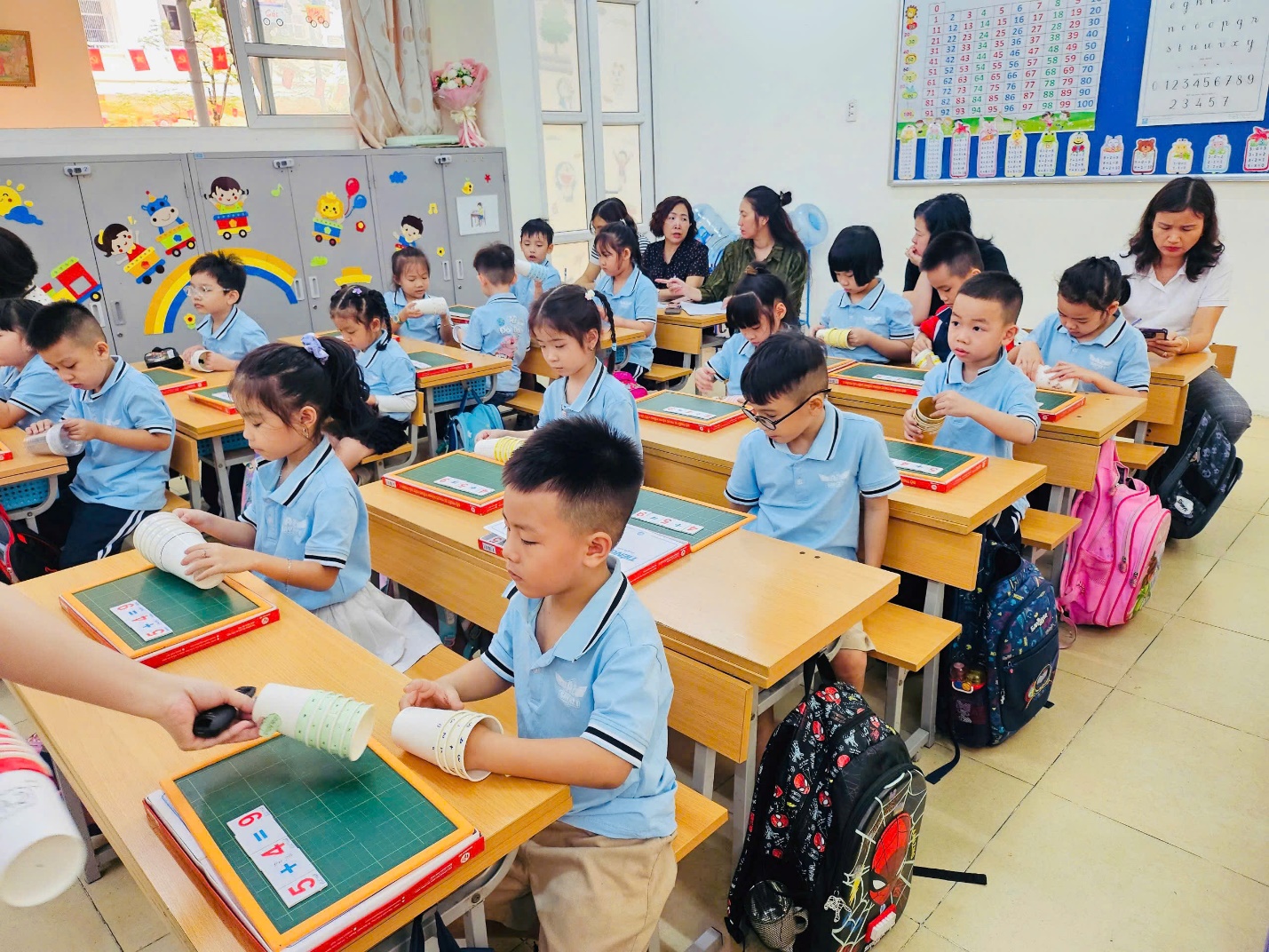 A group of children in a classroom

AI-generated content may be incorrect.