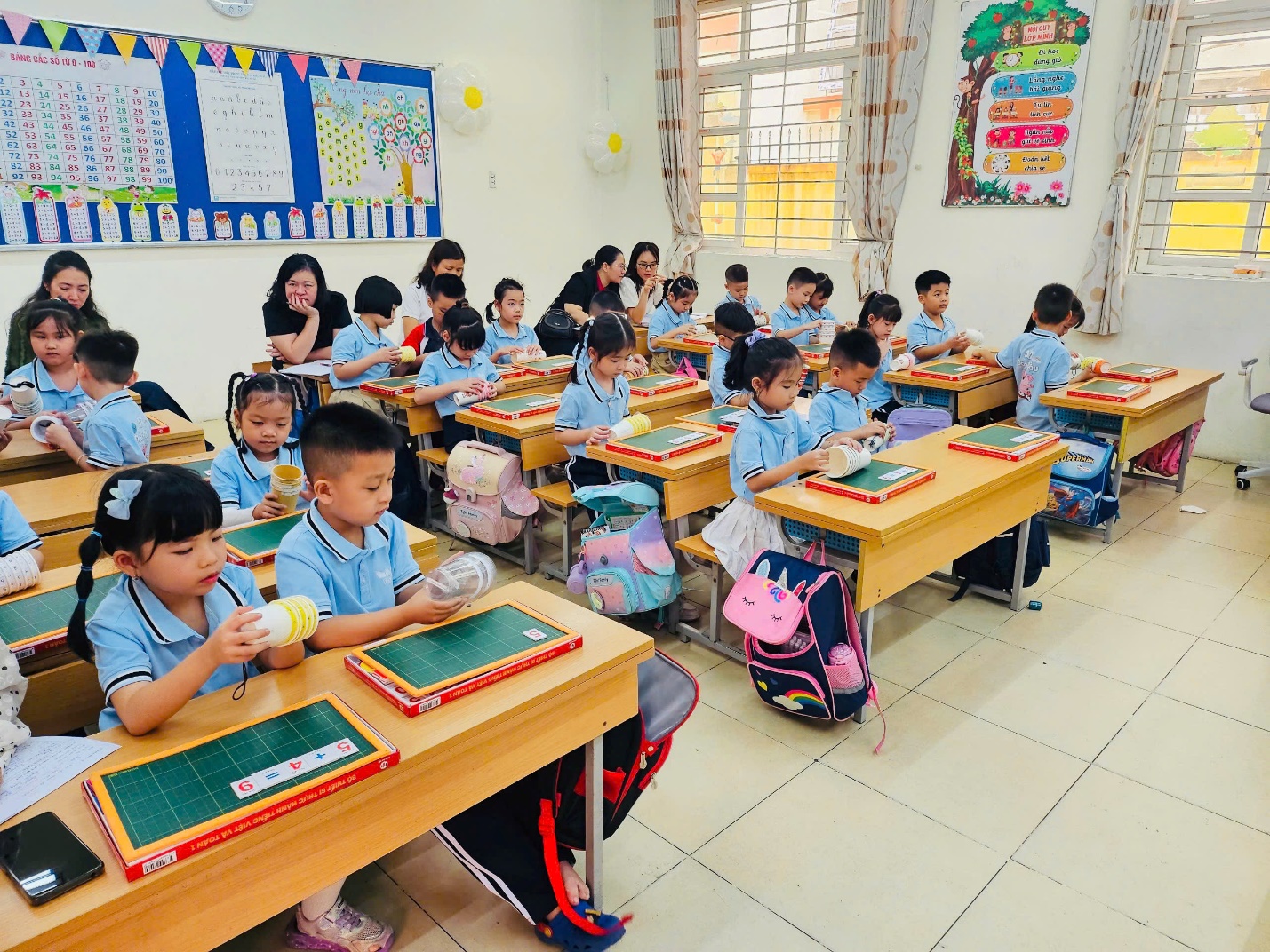 A group of children in a classroom

AI-generated content may be incorrect.