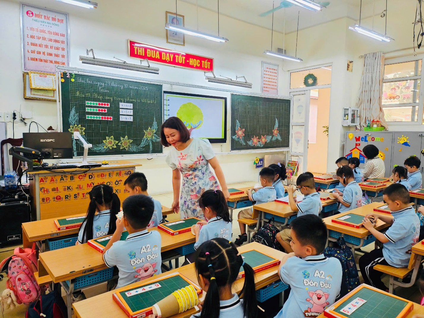 A group of children in a classroom

AI-generated content may be incorrect.