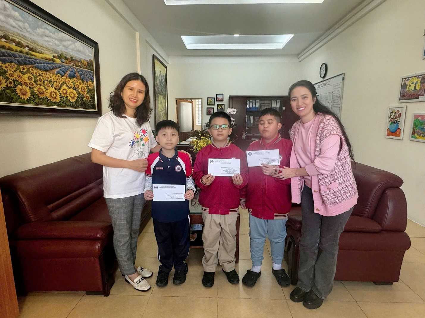 A group of people posing for a photo

AI-generated content may be incorrect.