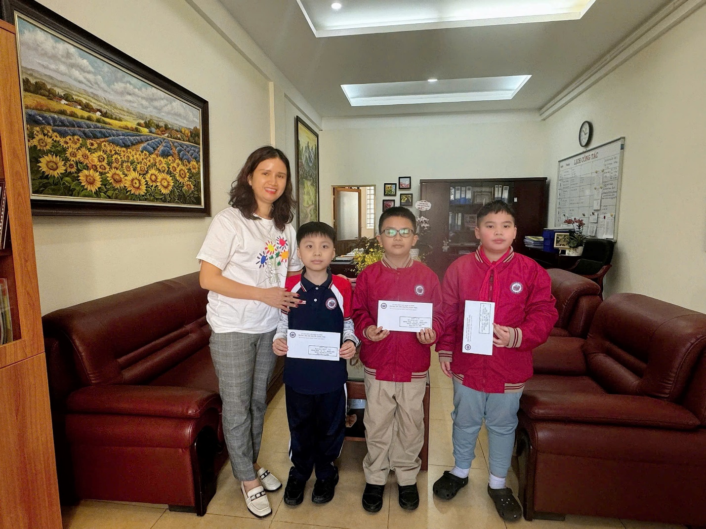 A group of kids posing for a photo

AI-generated content may be incorrect.