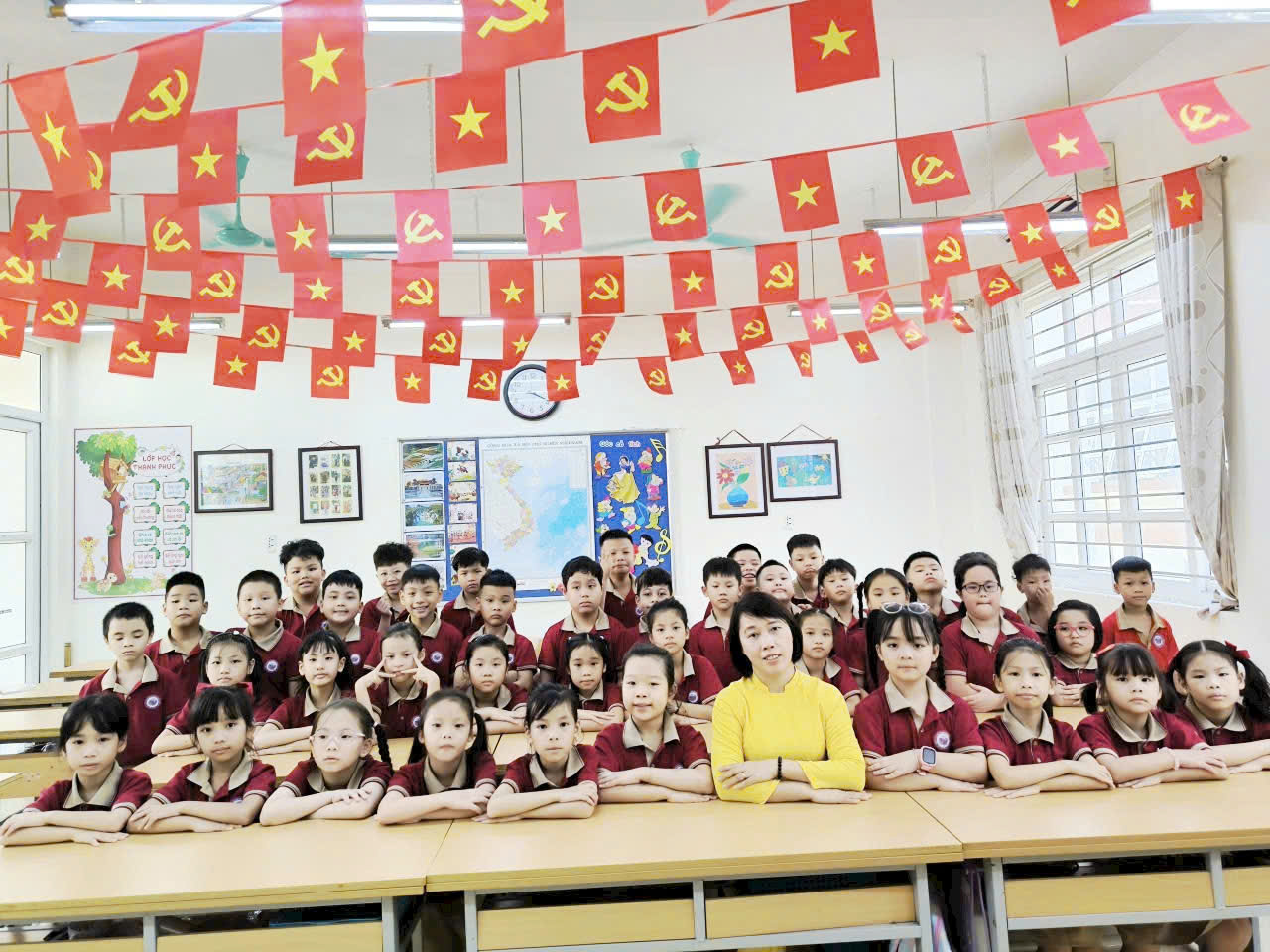 A group of children in a classroom
AI-generated content may be incorrect.