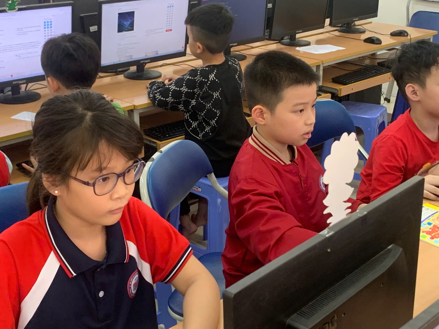 A group of children sitting at computers

AI-generated content may be incorrect.