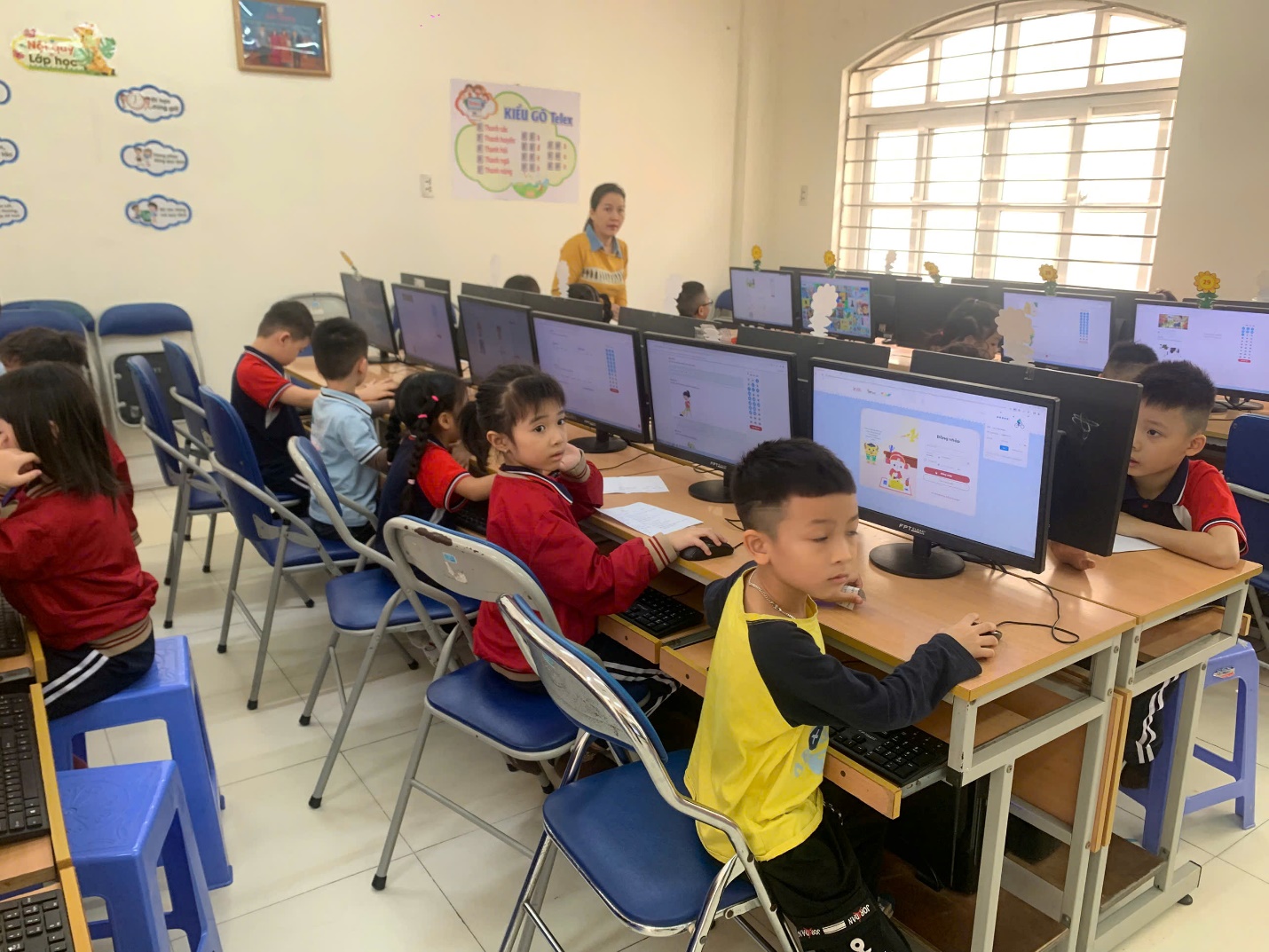 A group of children sitting at a desk in a computer room

AI-generated content may be incorrect.