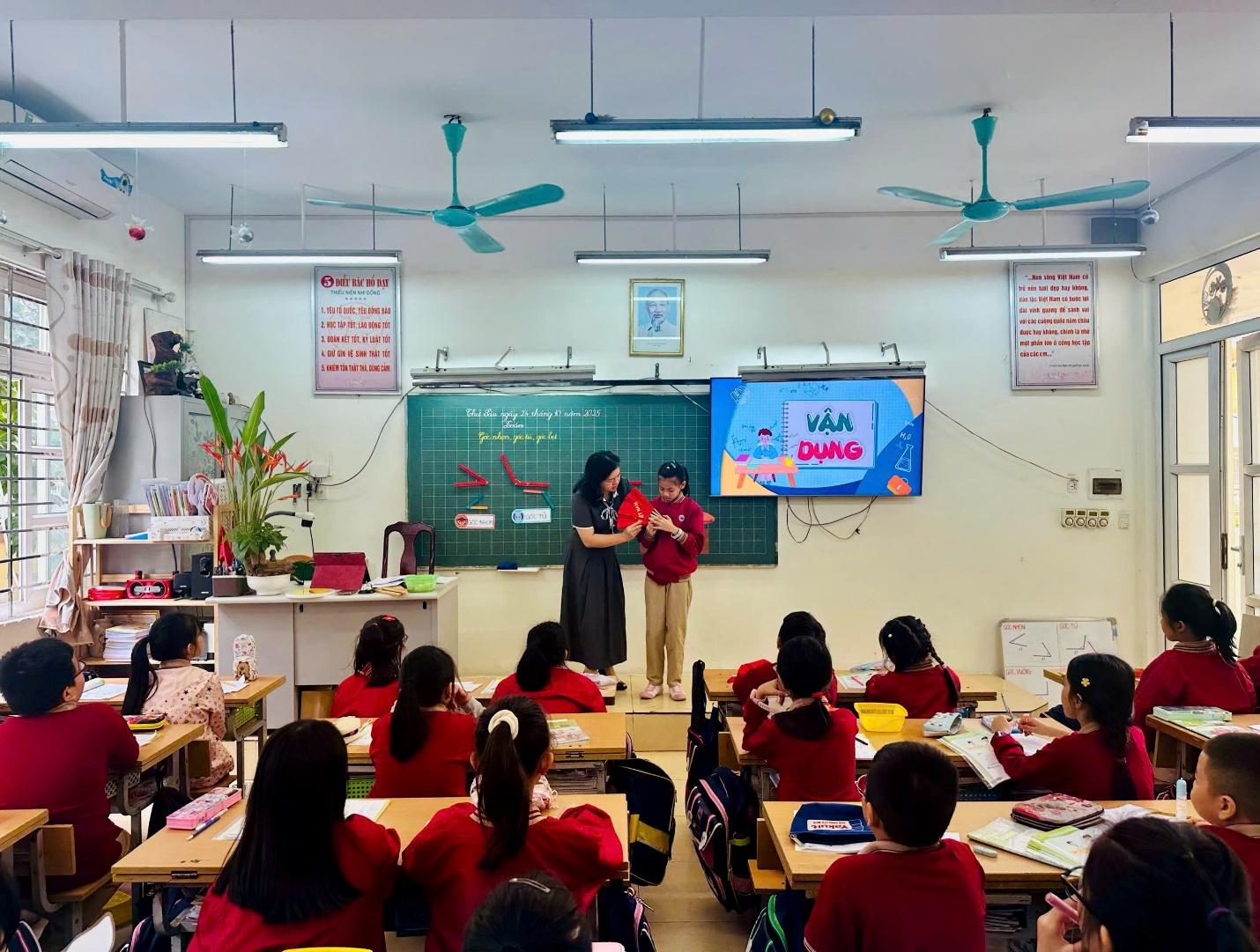 A person standing in front of a classroom with a group of students

AI-generated content may be incorrect.