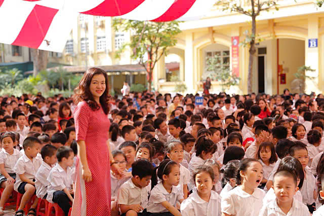 A person standing in front of a large group of children

AI-generated content may be incorrect.