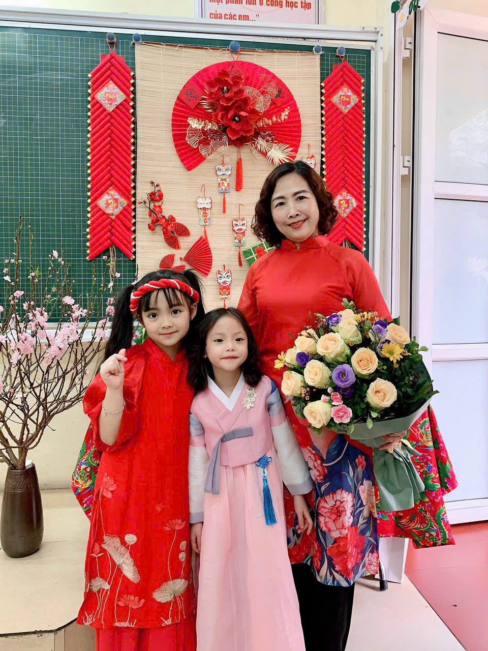 A group of people posing for a picture

AI-generated content may be incorrect.