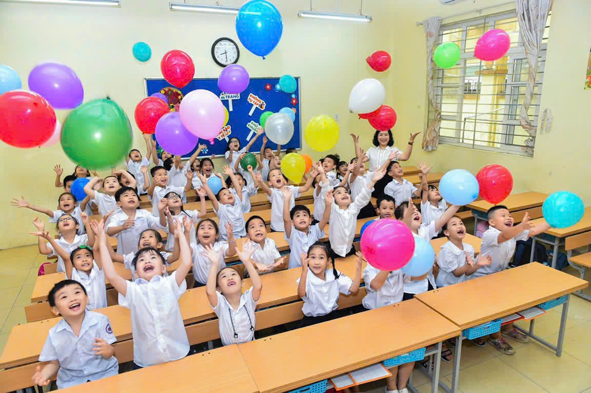 A group of children in a classroom with balloons

AI-generated content may be incorrect.