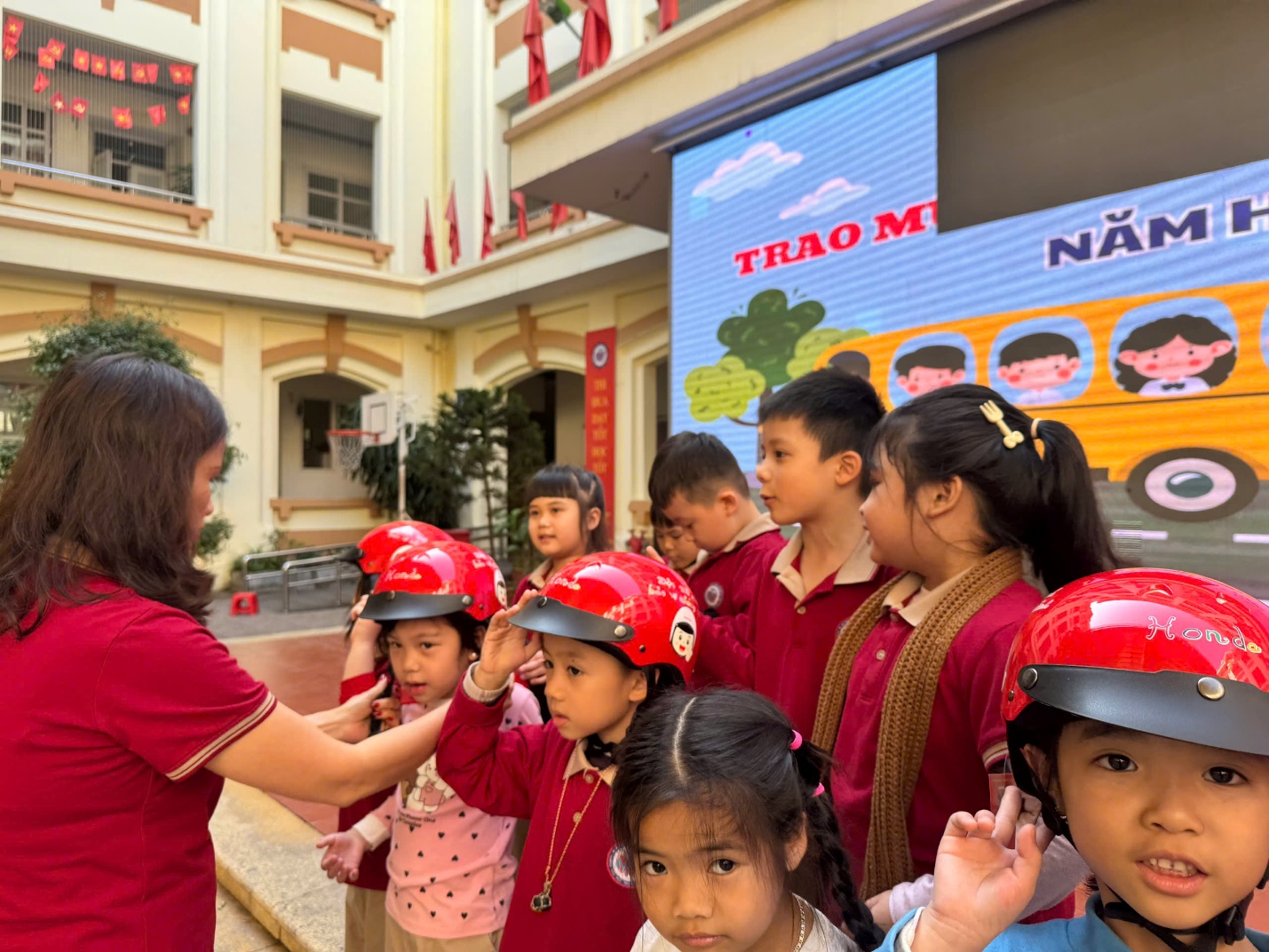 A group of children wearing red helmets

AI-generated content may be incorrect.
