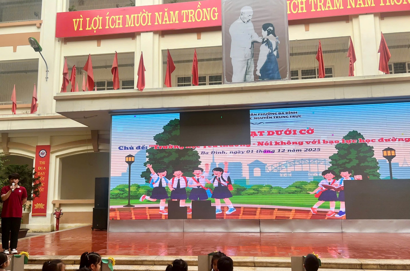 A large screen with a group of people on it

AI-generated content may be incorrect.