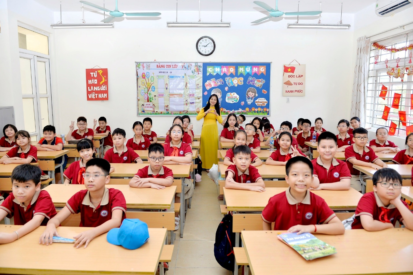 A group of students in a classroom

AI-generated content may be incorrect.