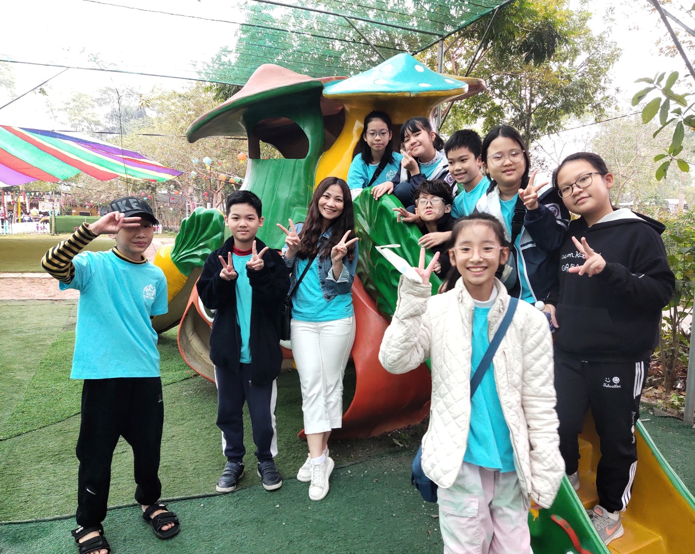 A group of people posing for a picture

AI-generated content may be incorrect.