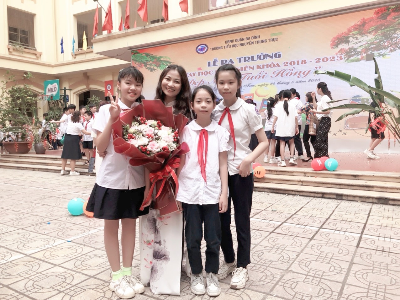 A group of people posing for a photo

AI-generated content may be incorrect.